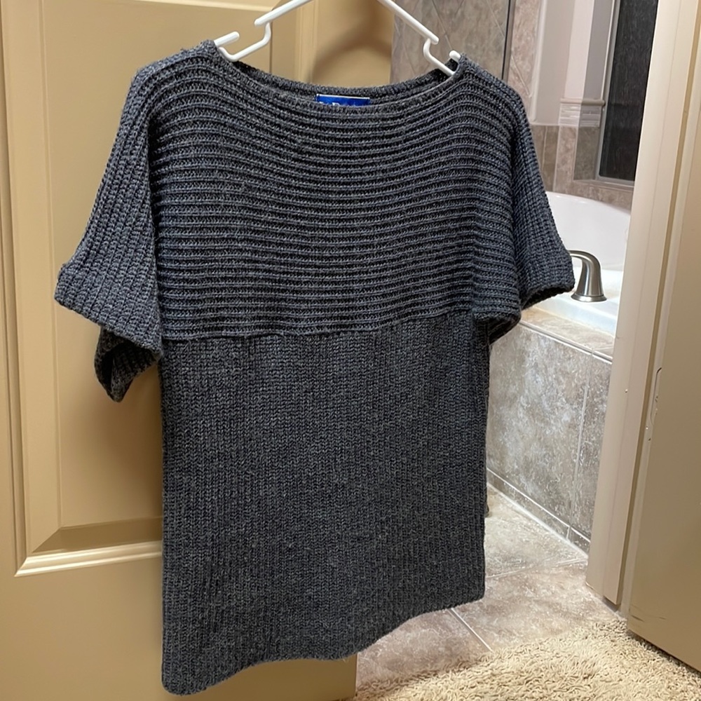 🙌🏼 3for$10 🙌🏼Grey short sleeve sweater